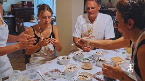 Cooking class dolci a Scafati tra tradizione e convivialità con preparazione di dolci artigianali in casa campana per gruppi