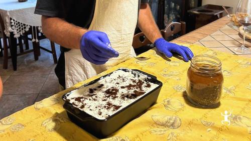 Corso di dolci a Scafati con pranzo a base di pasta al sugo e degustazione finale, ideale per famiglie e gruppi