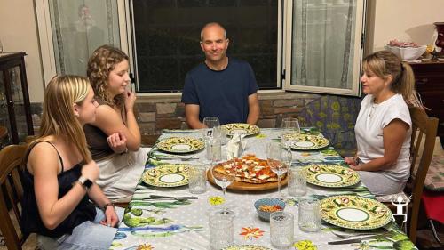 Lezione di pizza a Scafati con Francesca in casa campana, tra impasto della pizza, racconti locali e momento conviviale finale