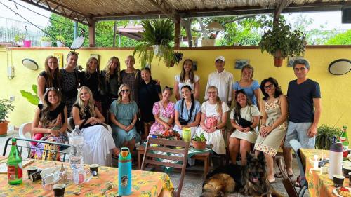 Lezione a Scafati sulla pizza napoletana, con focus su impasto, lievitazione e preparazione, ideale per team building