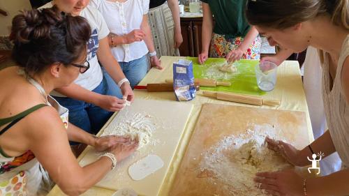 Corso di pizza a Scafati con impasto tradizionale e preparazione della pizza margherita, ideale per gruppi e team building