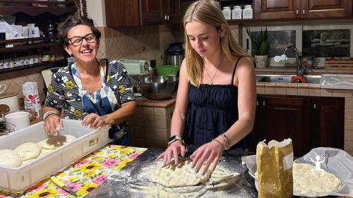 Esperienza pizza napoletana a Scafati in casa campana con aperitivo e preparazione della pizza fatta a mano, perfetta per coppie