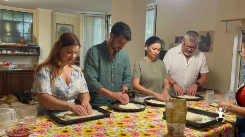 Corso di pizza a Scafati con aperitivo di benvenuto e degustazione della pizza preparata, esperienza autentica per famiglie e gruppi