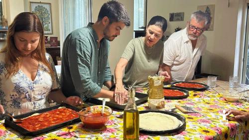 Lezione di pizza a Scafati con trasferimento da Pompei verso casa campana e preparazione dell’impasto a mano, ideale per gruppi