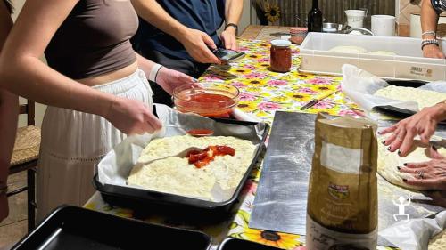 Cooking class pizza napoletana a Scafati in casa locale con Francesca e preparazione della pizza tradizionale, esperienza per coppie