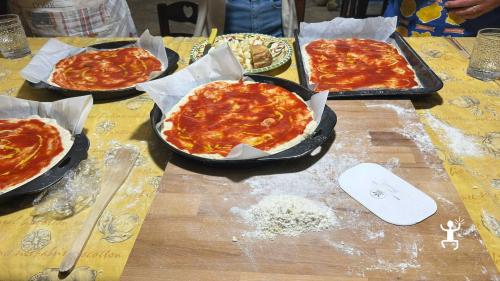 Esperienza pizza fatta a mano a Scafati vicino Pompei, con impasto tradizionale e cottura finale, ideale per gruppi e team building