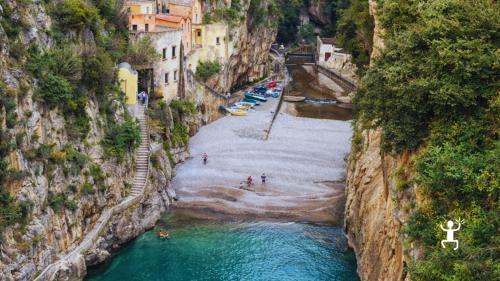 Servizio di pick-up a Salerno con minivan e autista professionista per tour lungo la Costiera Amalfitana tra Positano e Sorrento