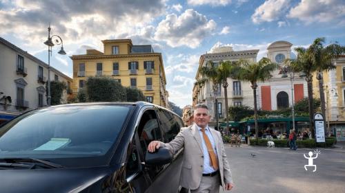 Sosta panoramica lungo la SS163 Amalfitana durante il tour in minivan tra Positano e Sorrento, ideale per famiglie