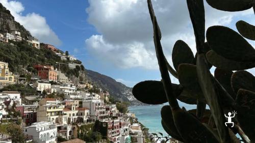 Sosta panoramica a Maiori con vista sulla spiaggia e sul mare della Costiera Amalfitana, ideale per coppie e momenti di relax 