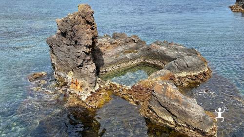 Esperienza di snorkeling a Ischia tra mare limpido e grotte costiere, perfetta idea regalo in Campania