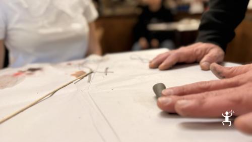 Lavorazione dell’argilla a San Gregorio Armeno con creazione e decorazione del corno napoletano, ideale per team building