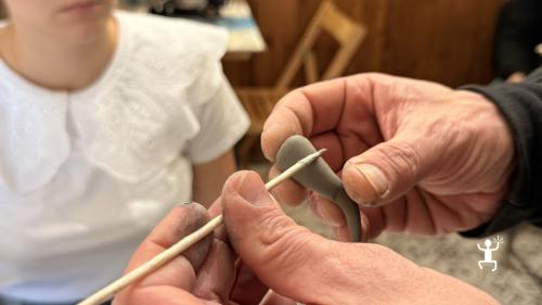 Modellazione dell’argilla in bottega a San Gregorio Armeno con creazione di oggetti portafortuna, esperienza per famiglie