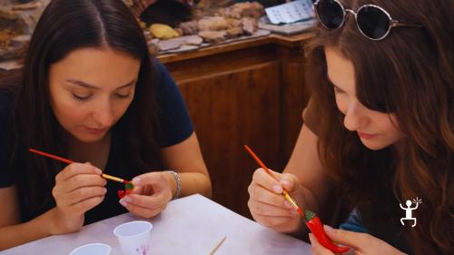 Laboratorio di argilla con decorazione del corno portafortuna in bottega storica napoletana, ideale per team building
