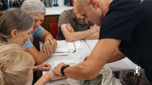 Modellazione dell’argilla in bottega a San Gregorio Armeno con creazione di oggetti portafortuna, esperienza per famiglie