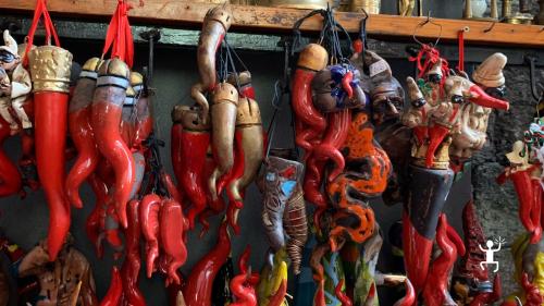 Lavorazione dell’argilla a San Gregorio Armeno con creazione e decorazione del corno napoletano, ideale per team building