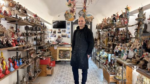 Workshop sul corno portafortuna a Napoli per team building e amici in bottega nella storica via dei presepi