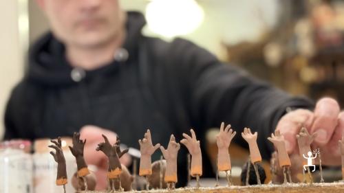 Attività esperienziale a Napoli per gruppi e addii al celibato con modellazione del curniciello in bottega storica