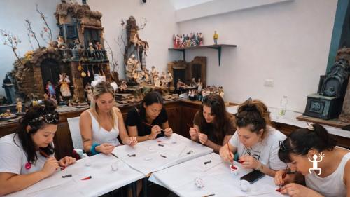 Laboratorio di argilla a Napoli con corno portafortuna in bottega artigiana, per coppie e gruppi in Campania