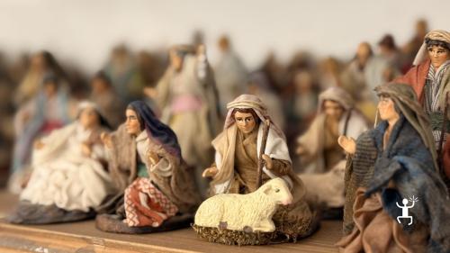 Esperienza artigianale a San Gregorio Armeno per team building e amici tra Pulcinella, presepi e tradizione del curniciello