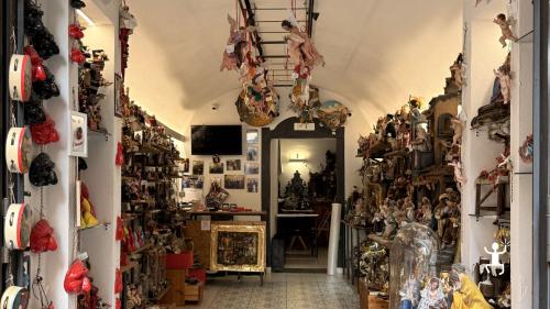 Esperienza artigianale a San Gregorio Armeno per coppie tra Pulcinella, curniciello e simboli portafortuna