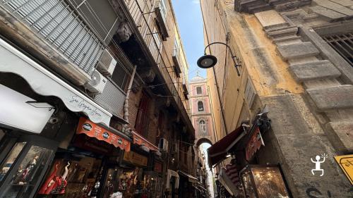 Esperienza culturale a Napoli per compleanni e idee regalo tra curniciello e presepi artigianali in bottega a Napoli