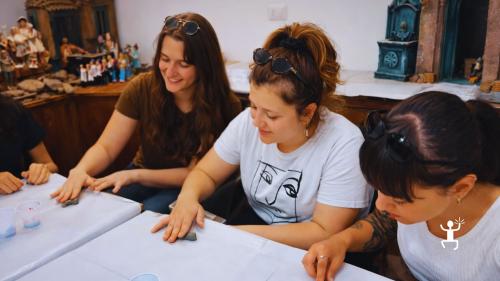 Creazione del corno portafortuna in argilla in una bottega di Napoli, attività per coppie e gruppi in Campania