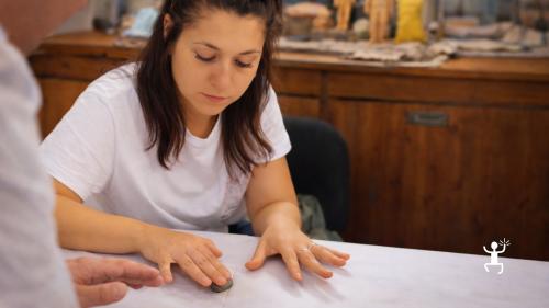 Laboratorio artigianale a Napoli con modellazione dell’argilla e tecniche tradizionali, perfetto per team building e amici