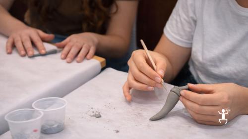 Attività manuale in bottega a Napoli con lavorazione dell’argilla e creazione di un portafortuna, per gruppi e amici