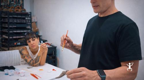 Laboratorio creativo a Napoli con maestro artigiano e modellazione del corno portafortuna, ideale per coppie e team building