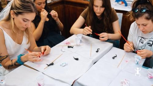 Esperienza di artigianato napoletano con lavorazione dell’argilla a San Gregorio Armeno, perfetta per gruppi e amici in Campania