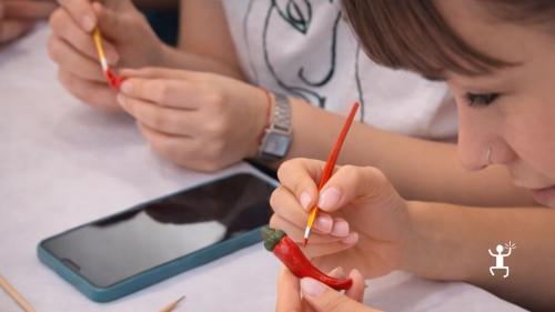 Creazione artigianale del corno napoletano in laboratorio di argilla a Napoli, attività per addii al nubilato
