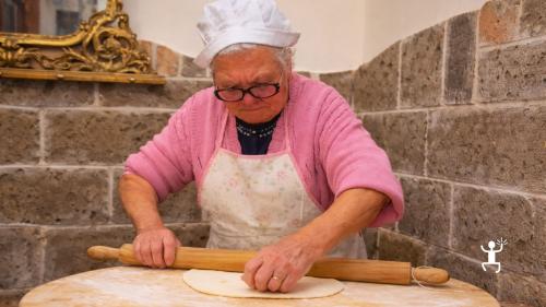 Cooking class a Castel Morrone Caserta con preparazione pettola fatta a mano esperienza per gruppi in Campania