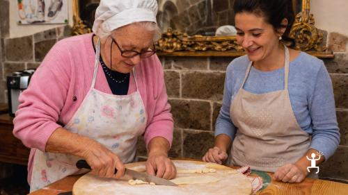 Cooking class e trekking alle Comole di Castel Morrone vicino Casertavecchia esperienza perfetta per famiglie