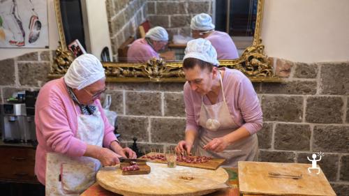 Cooking class e trekking guidato alle mura megalitiche di Castel Morrone, perfetta idea regalo in Campania