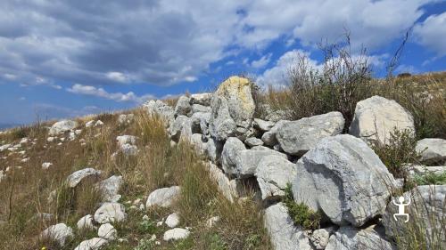 Trekking al Muro delle Fate con guida ambientale e cooking class a Castel Morrone per gruppi e amici