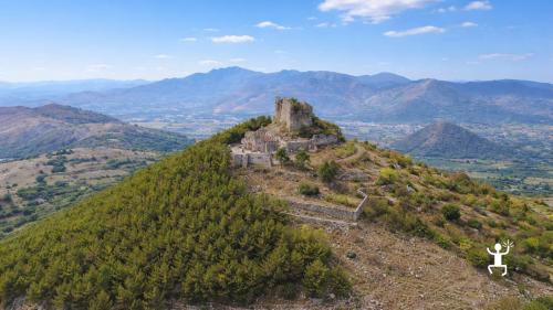 Trekking guidato a Monte Castello di Castel Morrone vicino Caserta per coppie tra natura e panorami in Campania