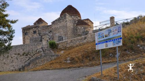 Trekking guidato a Monte Castello vicino Castel Morrone con pausa relax e caffè con moka per famiglie e gruppi