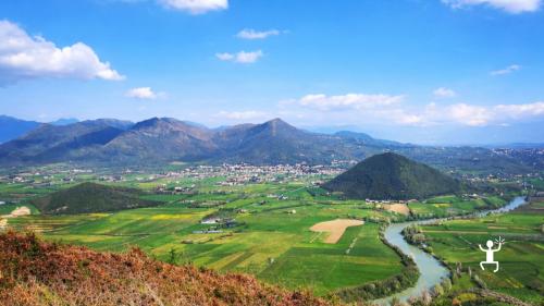 Trekking guidato alle mura megalitiche di Castel Morrone con pausa caffè moka per coppie in Campania