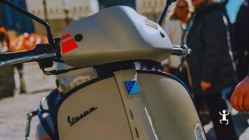 Giro in Vespa sidecar lungo Via Caracciolo a Napoli con sosta dolce tipica, ideale per coppie e addii al nubilato