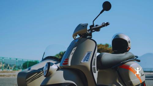 Esperienza autentica in Vespa sidecar tra mare e scorci storici di Napoli, ideale per coppie e idea regalo autentica