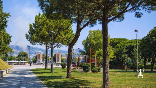 Tour guidato in Vespa sidecar a Napoli con autista e guida locale e viste panoramiche, ideale per coppie
