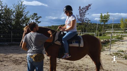 Esperienza guidata a cavallo con aperitivo di prodotti tipici del Sannio, perfetta per famiglie e idee regalo in Campania
