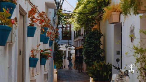 Passeggiata a Capri ai Giardini di Augusto con vista su Via Krupp durante tempo libero sull’isola ideale per coppie e famiglie