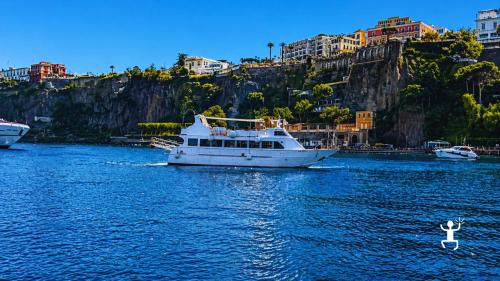 Escursione in motonave a Capri con giro dell’isola, Faraglioni e sosta bagno, esperienza ideale per coppie in Campania