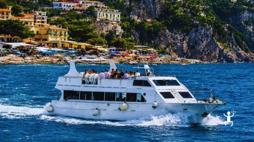 Escursione a Capri in motonave da Sorrento Castellammare e Seiano con Faraglioni e sosta bagno ideale per coppie e gruppi