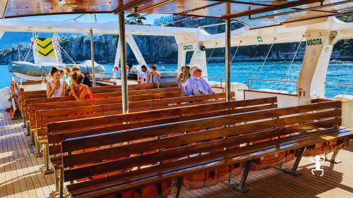 Navigazione in motonave verso Capri lungo la costa sorrentina da Sorrento Castellammare e Seiano ideale per coppie e gruppi