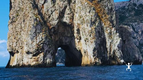 Tour a Capri tra grotte e calette in motonave da Sorrento Castellammare e Seiano ideale per gruppi coppie e team building