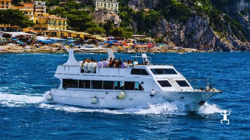 Passeggiata sul lungomare di Amalfi con vista sulla Marina Grande durante tempo libero ideale per coppie e gruppi