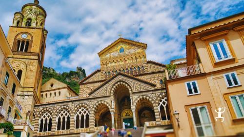 Passeggiata a Positano fino alla Chiesa di Santa Maria Assunta con cupola maiolicata durante tempo libero ideale per coppie e gruppi
