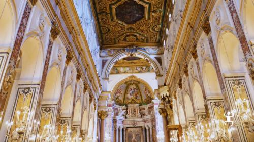 Visita al Chiostro del Paradiso ad Amalfi con archi e giardino nel complesso della cattedrale ideale per coppie e gruppi